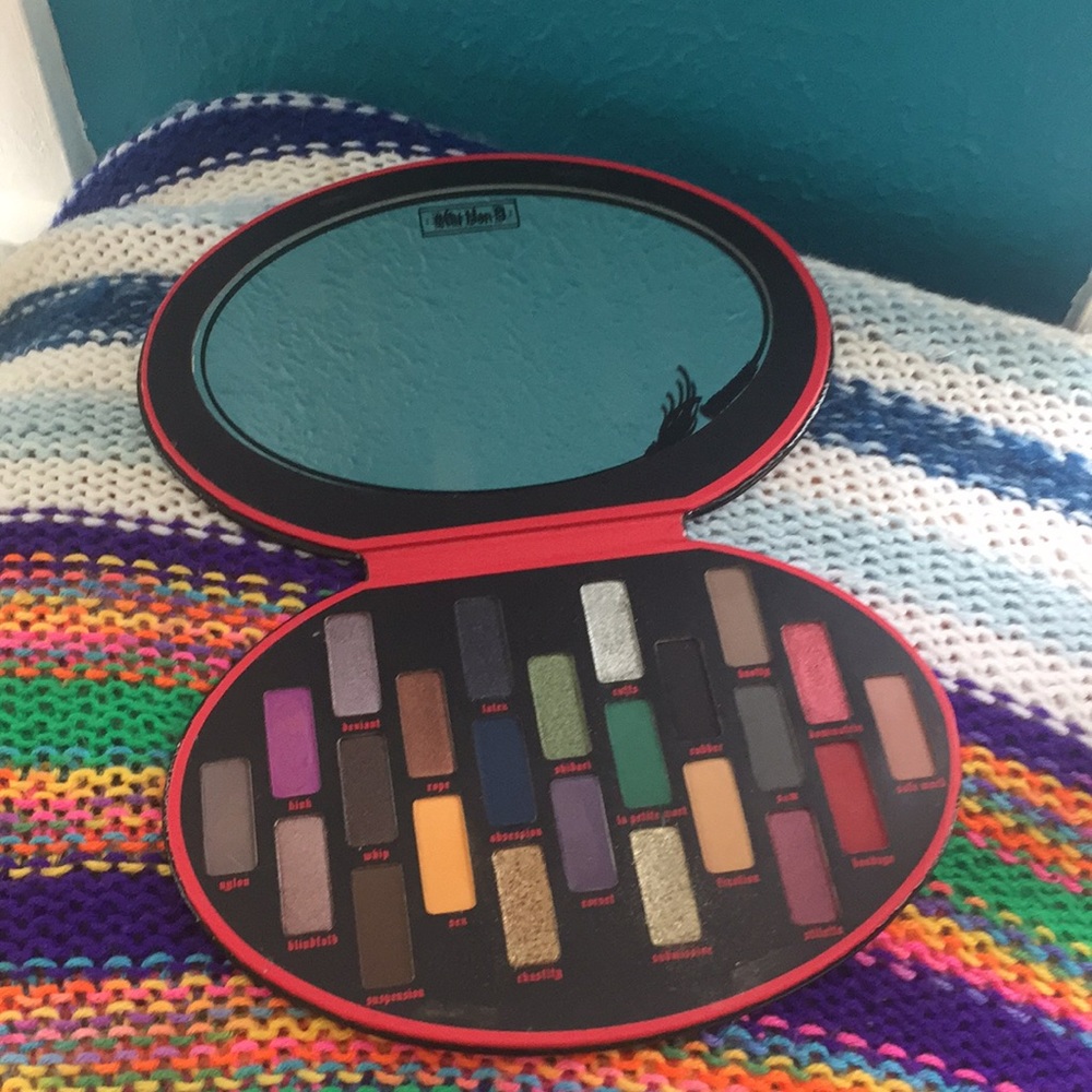 Eye shadow palette